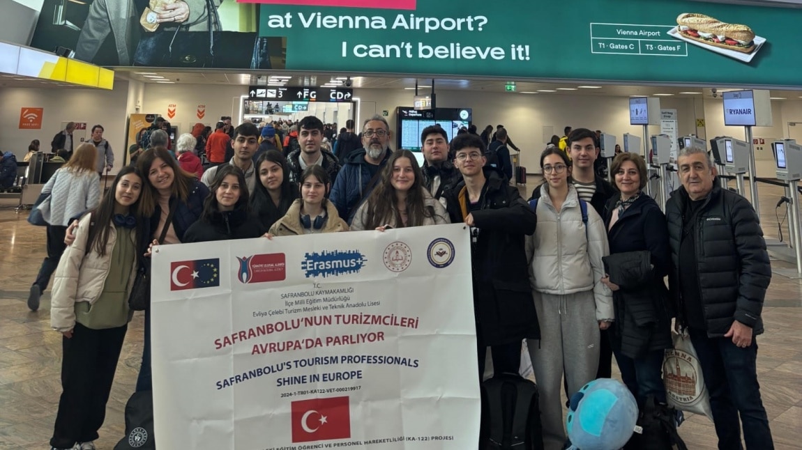 ERASMUS+ PROJESİNE KATILIM SAĞLAYAN ÖĞRENCİLERİMİZ VE ÖĞRETMENLERİMİZ YURDA DÖNÜŞ YAPTILAR.